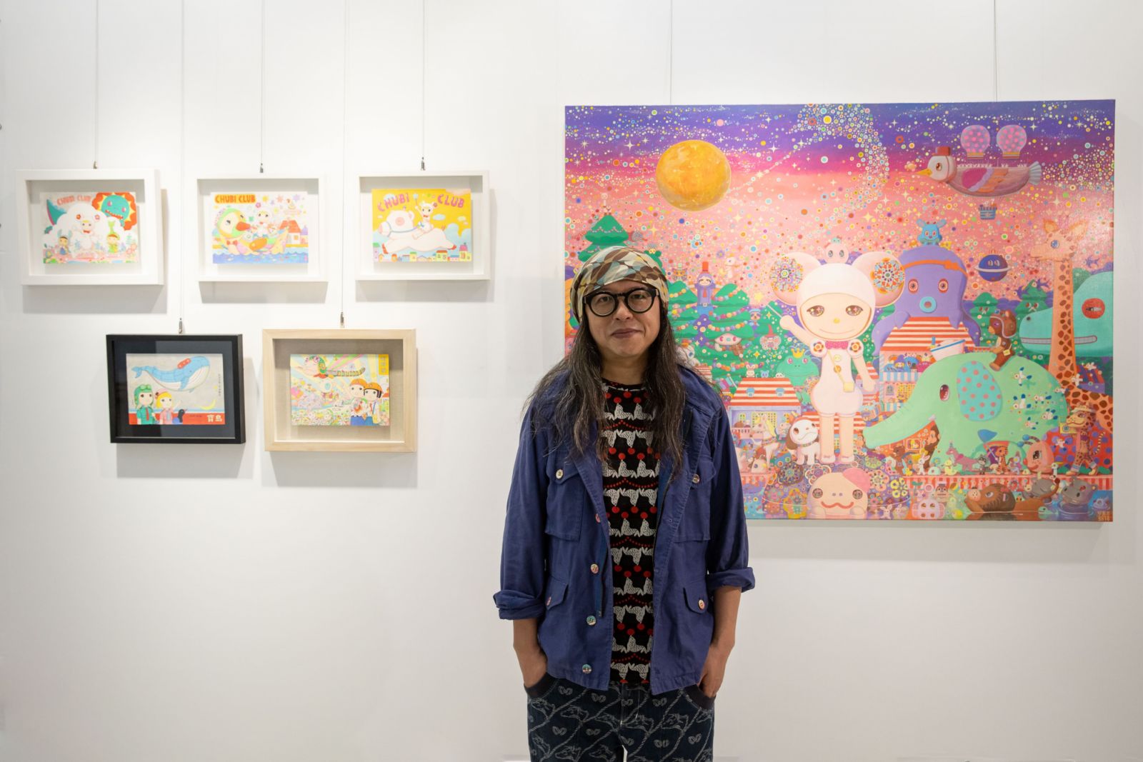 藝術家可樂王與展出作品合影（Photo：Gita.Art）