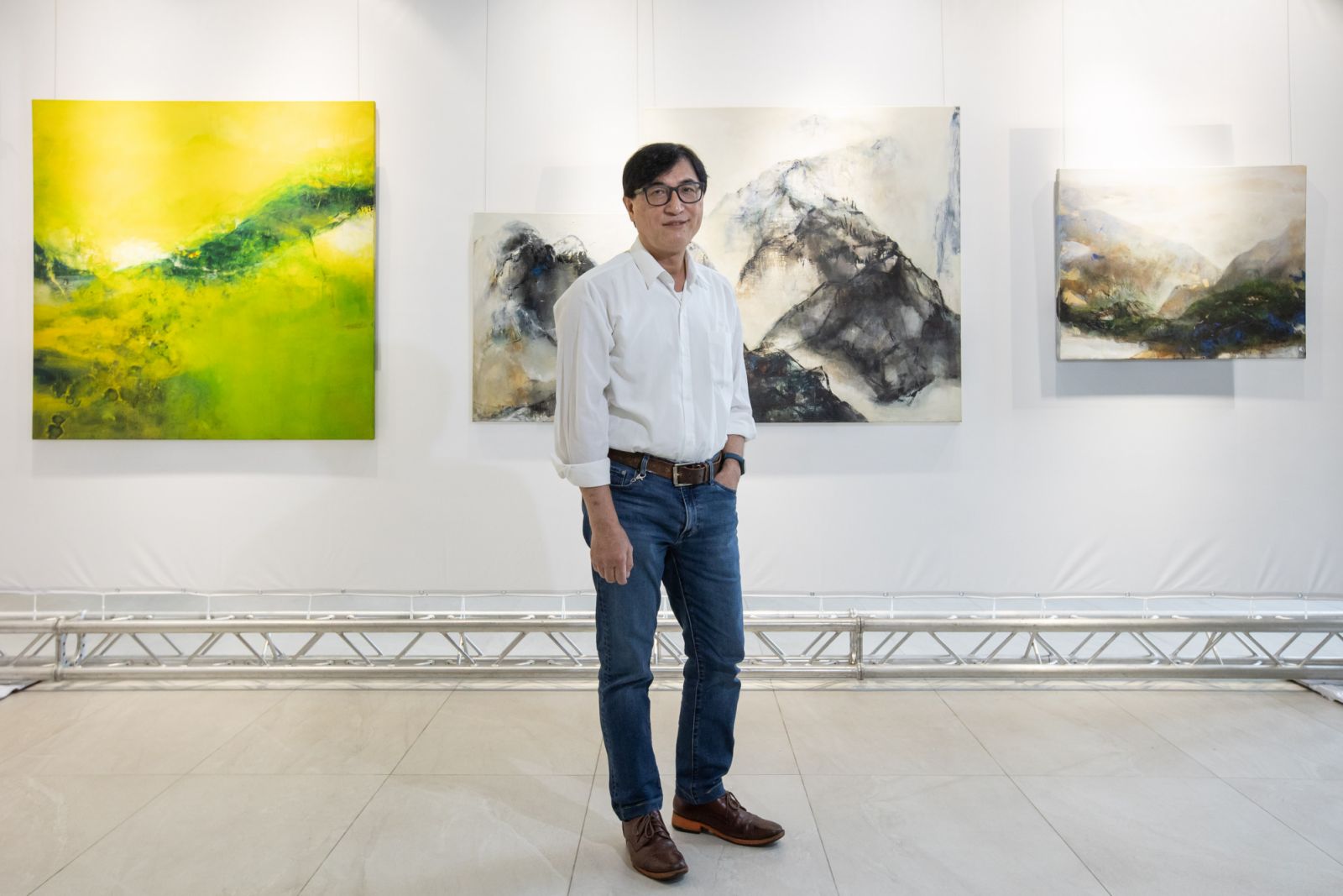 藝術家王仁傑與展出作品合影（Photo：Gita.Art）