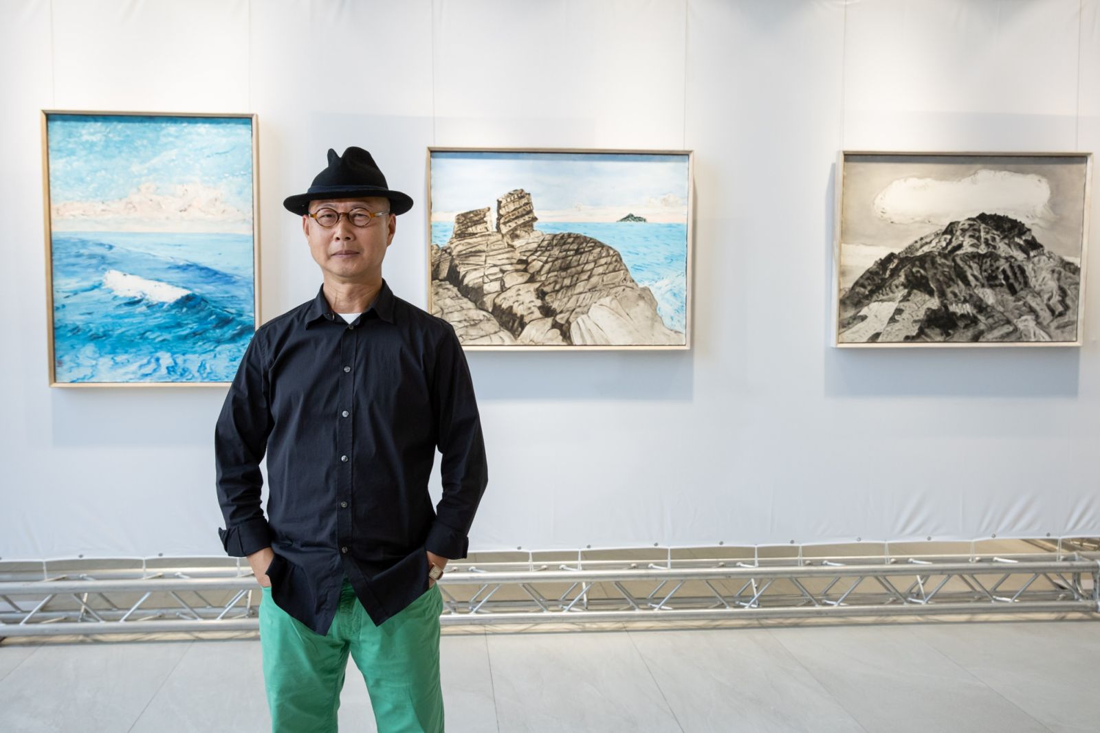 藝術家林銓居與展出作品合影（Photo：Gita.Art）