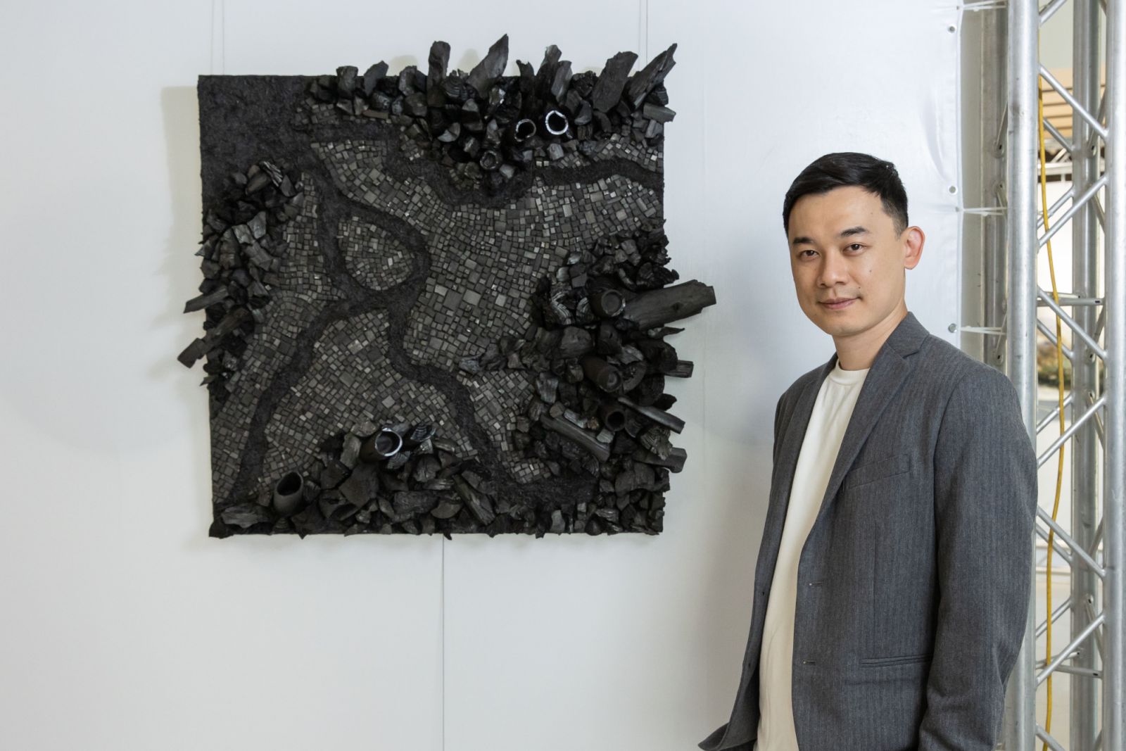 藝術家黃敬中與展出作品合影（Photo：Gita.Art）