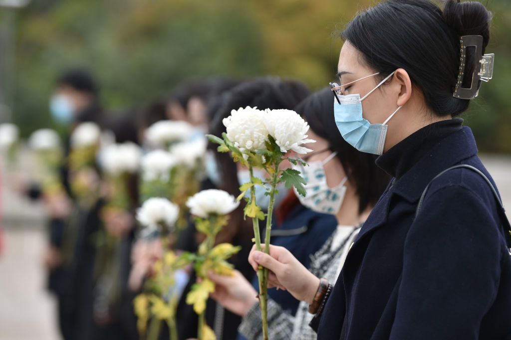 NANJING, CHINA - APRIL 05: People observe a moment of silence to pay tribute to martyrs at Yuhuatai Martyrs Cemetery during Qingming Festival on April 5, 2022 in Nanjing, Jiangsu Province of China. Qingming Festival, also known as Tomb Sweeping Day, falls on April 5 this year. (Photo by Fang Dongxu/VCG via Getty Images)