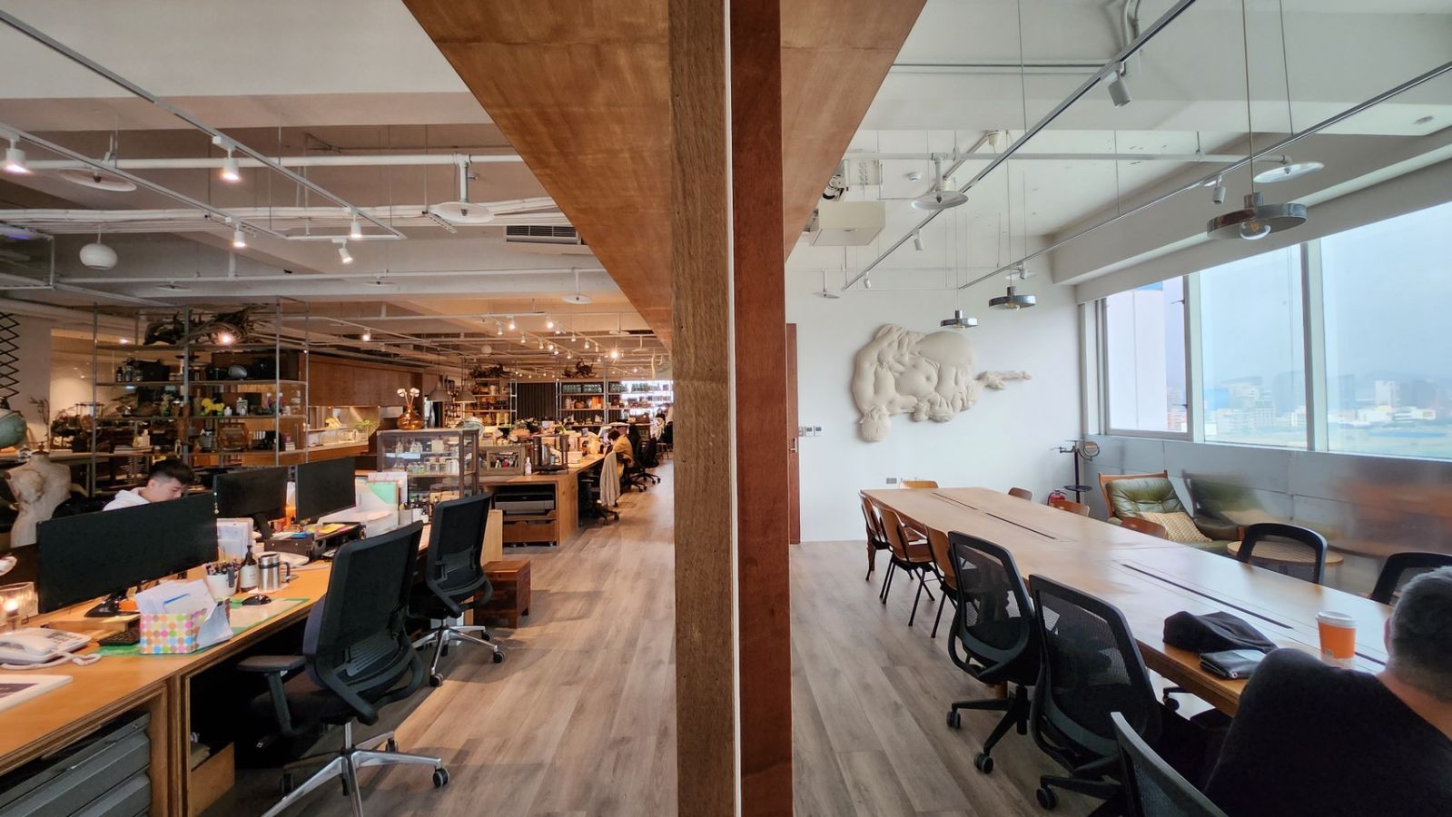 嶄新伊日辦公室如博物館與畫廊的集合體。Photo:伊日生活