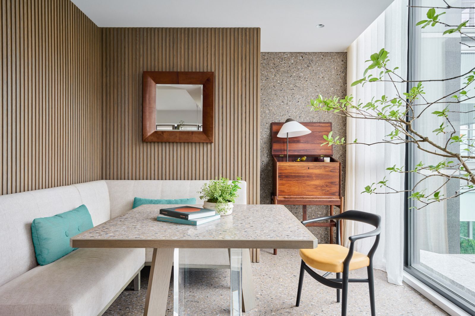Carl Hansen & Søn的 OW149 Colonial扶手椅延續泥土色的調色板,而藍橙地毯則呼應桌燈和牆的色系。Photography:Dean Cheng