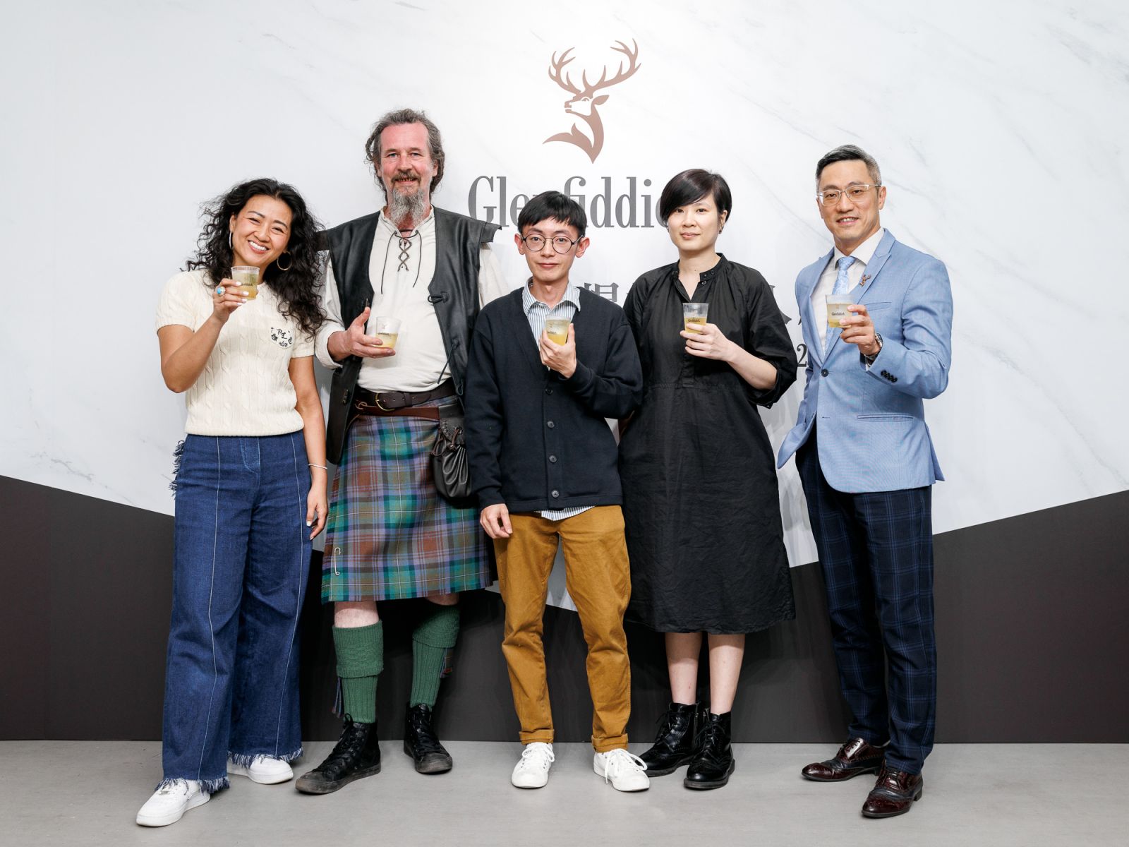由左至右:就在藝術空間負責人Peggy、格蘭菲迪藝術家駐村計畫負責人Andy Fairgrieve、藝術家侯怡亭、藝術家王煜松、格蘭菲迪台灣品牌大使James。Photo: Glenfiddich
