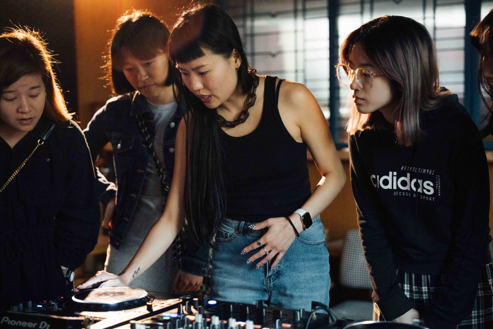 Just Bee at “DJ mixing” workshop at Eaton HK (Photo: Courtesy of Tze Long)