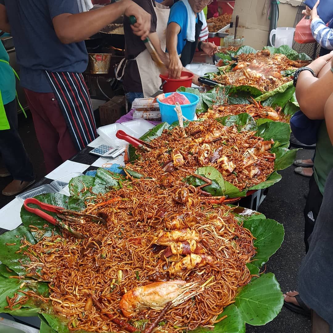 Mee tonggek udang galah XXL is a crowd favourite at the Bazar Ramadan Putrajaya (Photo: Instagram / @w33wawa)