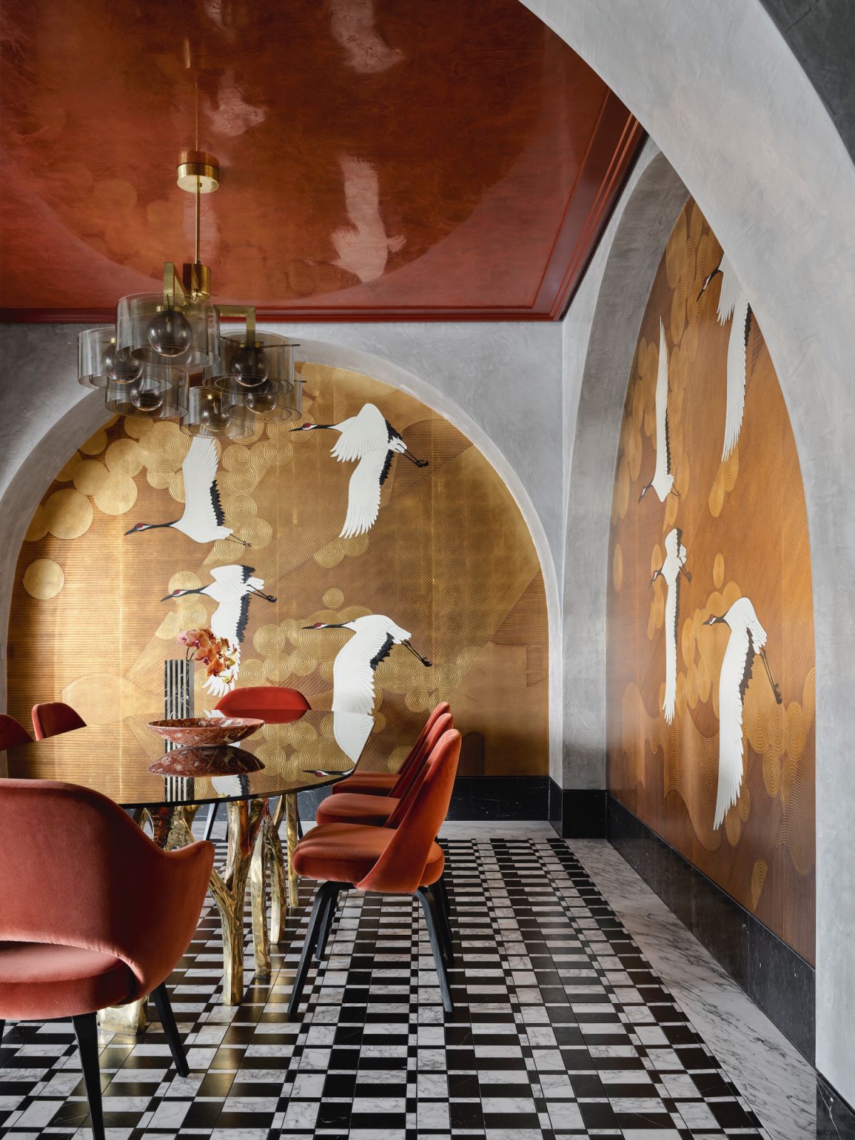 由Eero Saarinen設計的Knoll餐椅輝映天花板的磚紅色調。Photography:Anson Smart