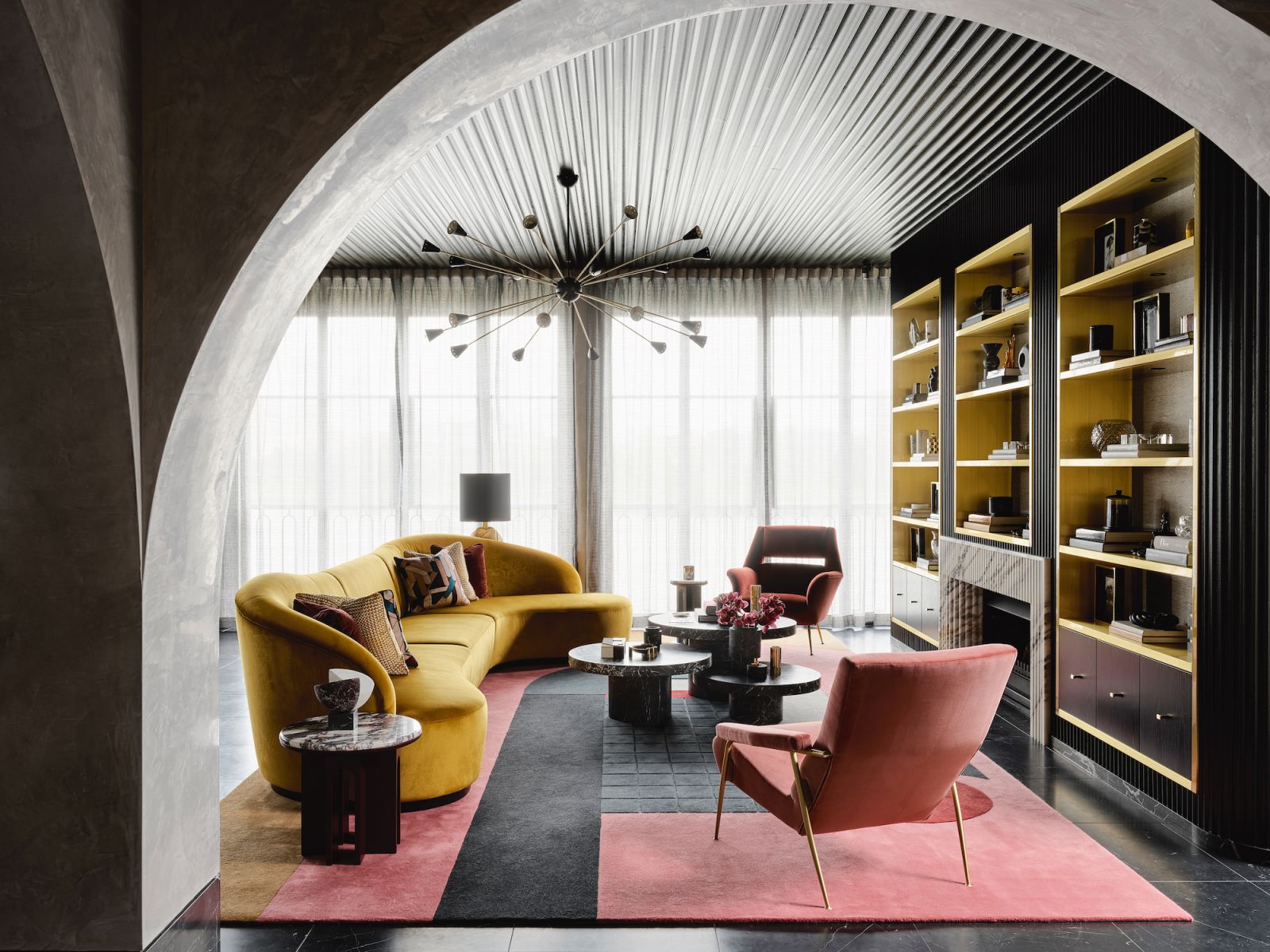 由Gio Ponti 設計的Molteni&C D.153.1扶手椅,以及由Gigi Radice為Minotti設計的古董休閒椅,搭配Natale自己設計的Erte新裝飾風格地毯。Photography:Anson Smart