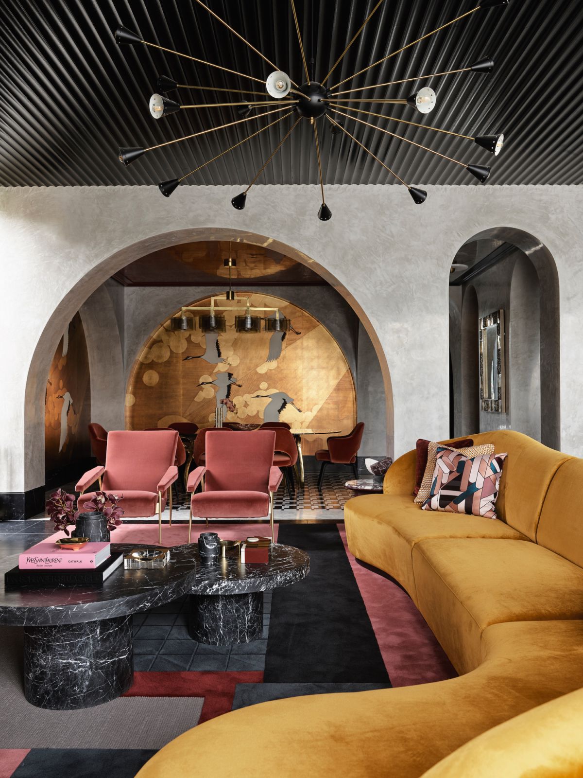 Tom Dixon Plane short chandelier吊燈與Lara Bohinc設計的Celeste椅。Photography:Anson Smart