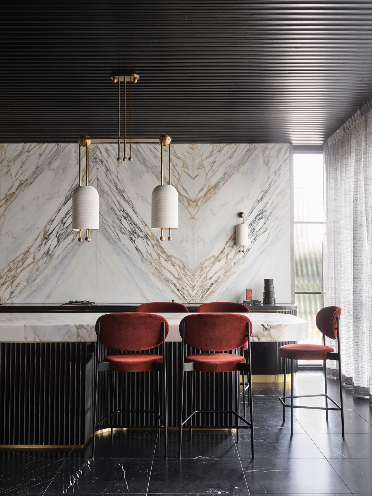 以Apparatus Studio的古舊黃銅燈為廚房帶來一絲意趣。Photography:Anson Smart