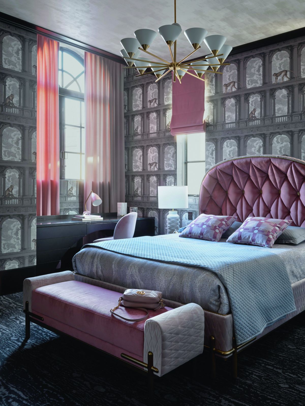 在這個房間,Cole & Son 的Fornasetti Selection Procuratie壁紙系列以威尼斯的聖馬可廣場為靈感,Gubi的Beetle單椅和Gräshoppa燈呼應Theodore Alexander粉紅色床組色調。Photography:Anson Smart