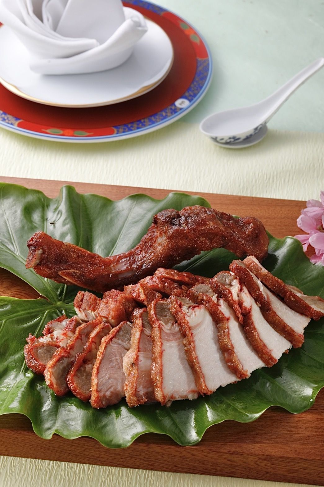 山海潤餅宴 - 台灣正黑豬戰斧紅麴燒肉。Photo:山海樓