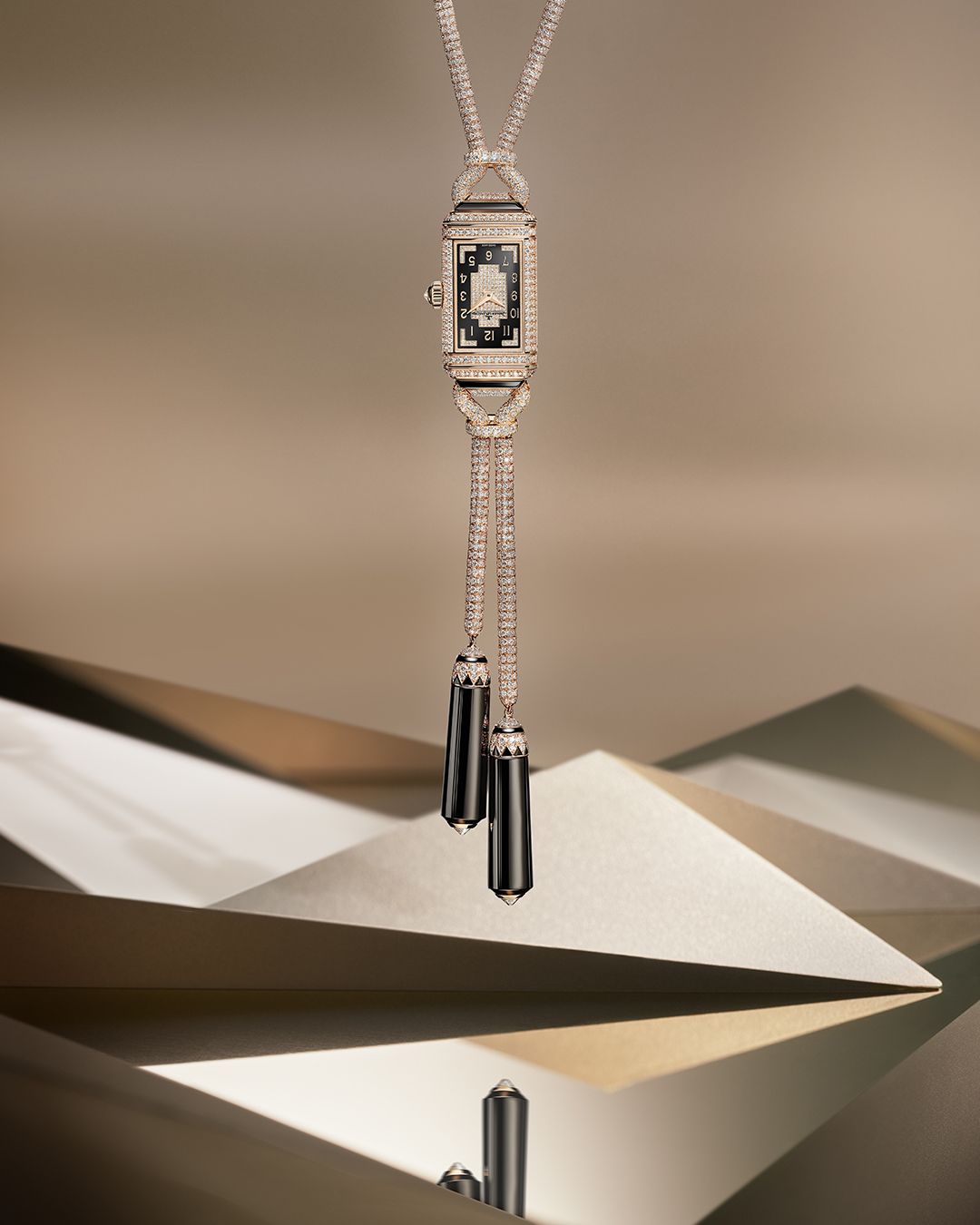 2023 Watches & Wonders腕錶:積家Reverso Secret Necklace翻轉系列項鍊錶。 Photo:JaegerLeCoultre