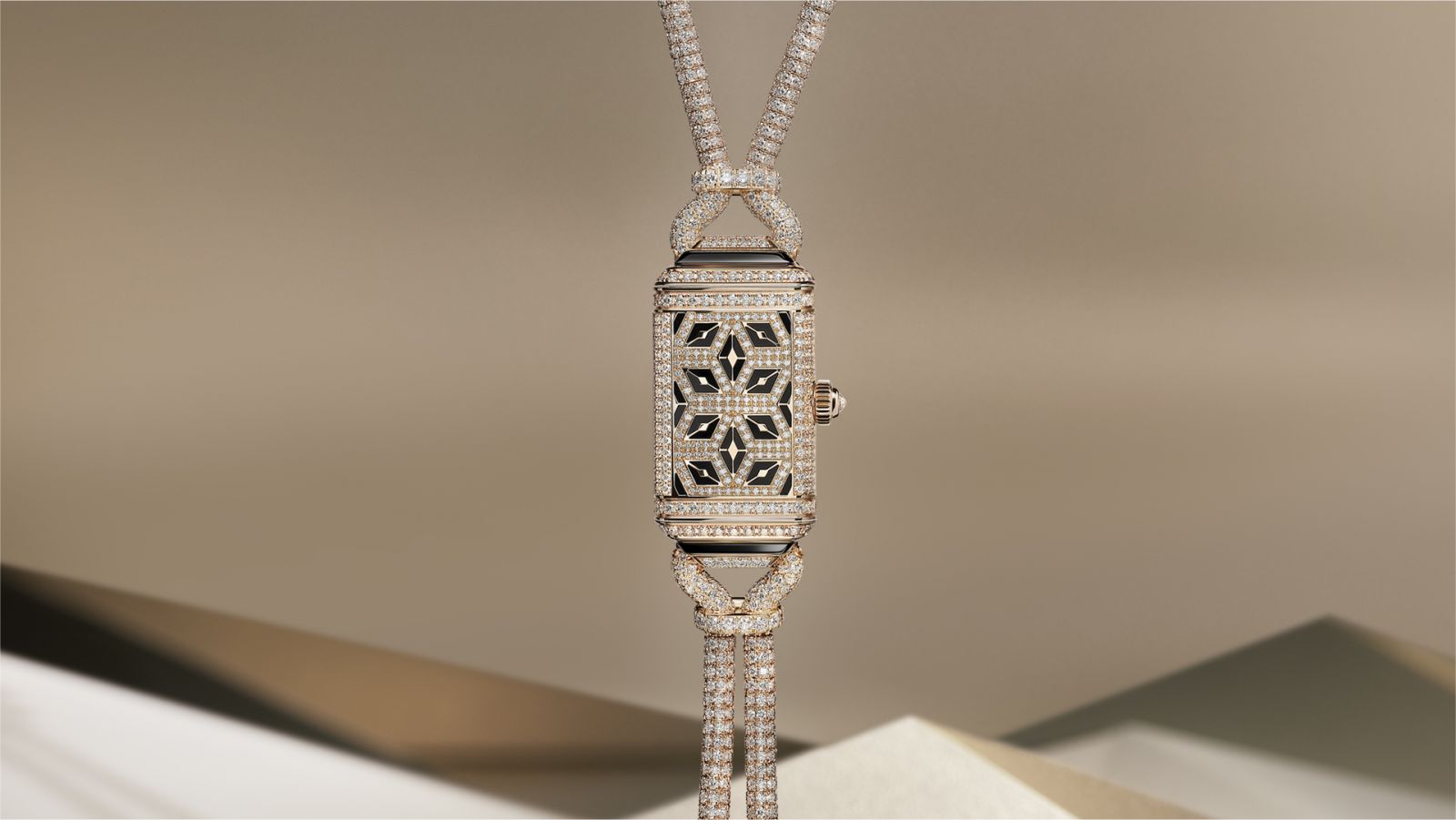 2023 Watches & Wonders腕錶新訊:積家Reverso Secret Necklace翻轉系列項鍊錶。 Photo:JaegerLeCoultre