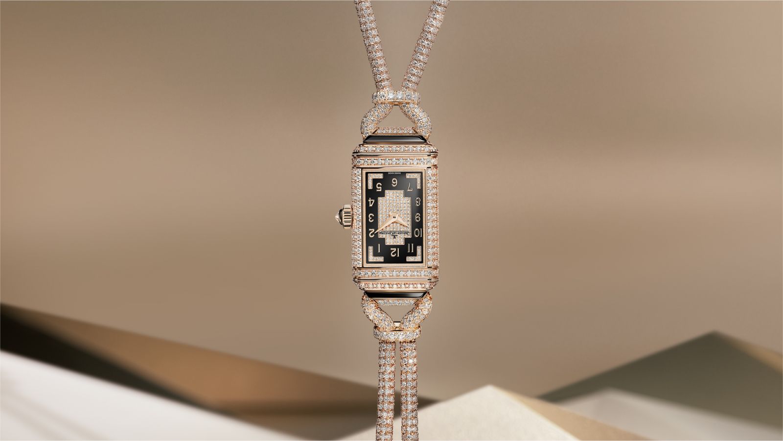 2023 Watches & Wonders腕錶新訊:積家Reverso Secret Necklace翻轉系列項鍊錶。 Photo:JaegerLeCoultre
