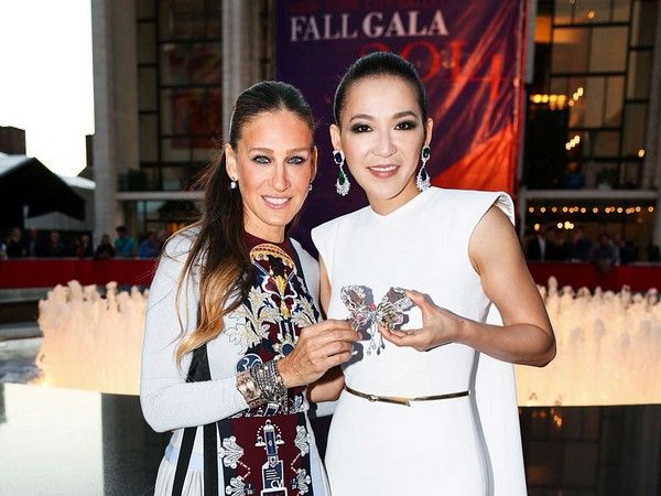 2014年Cindy Chao攜手國際女星Sarah Jessica Parker，歷經兩年共同創作芭蕾蝴蝶胸針，將芭蕾蝴蝶於香港蘇富比拍賣收益全數捐獻給紐約市立芭蕾舞團 。Photo：CINDY CHAO The Art Jewel