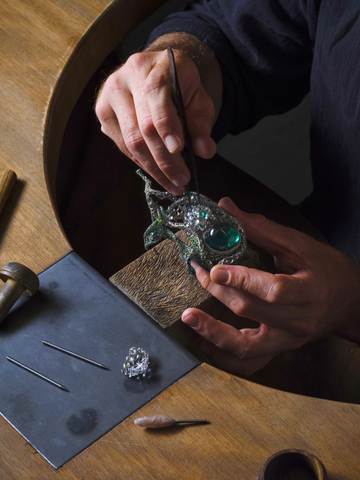歐洲資深工匠與Cindy Chao是多年合作的戰友。Photo：CINDY CHAO The Art Jewel