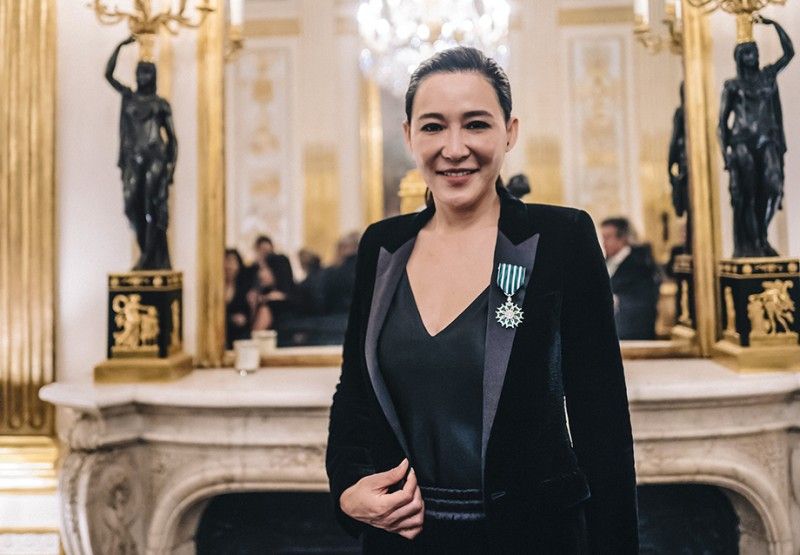 Cindy Chao在2021年成為首位獲法國政府頒發「法蘭西文學藝術騎士勛章」的華人珠寶藝術家。Photo：CINDY CHAO The Art Jewel