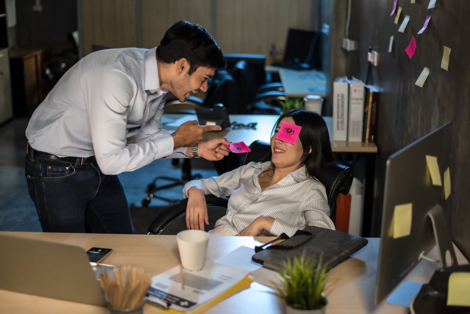Pretend to a friend who is secretly sleeping while working overtime in the office.
