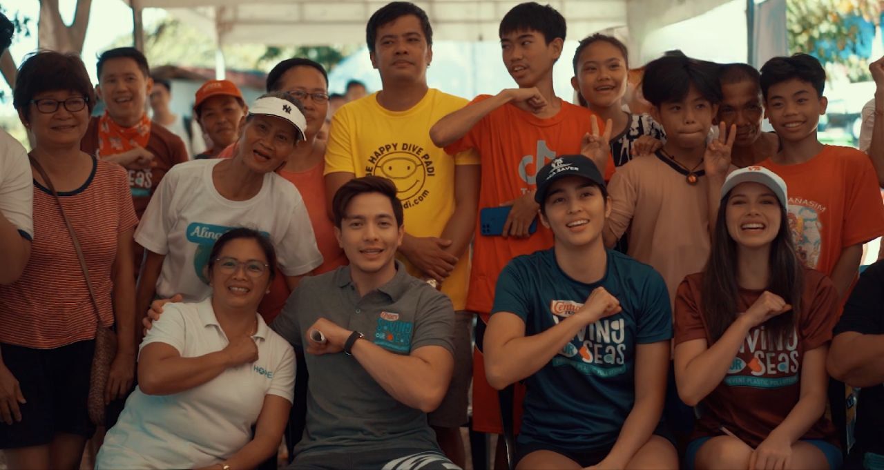 Century Tuna Ambassador Alden Richards with the community of Brgy. Ligaya, Mabini, Batangas
