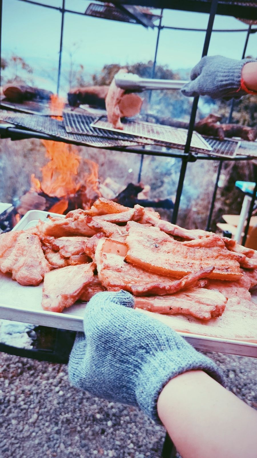 FirePlay 架起野火直火烤肉,氣氛熱滾滾,搭配 Chef Nick 特調的柚子胡椒芥末醬,風味更上一層。Photo:Melody Kao
