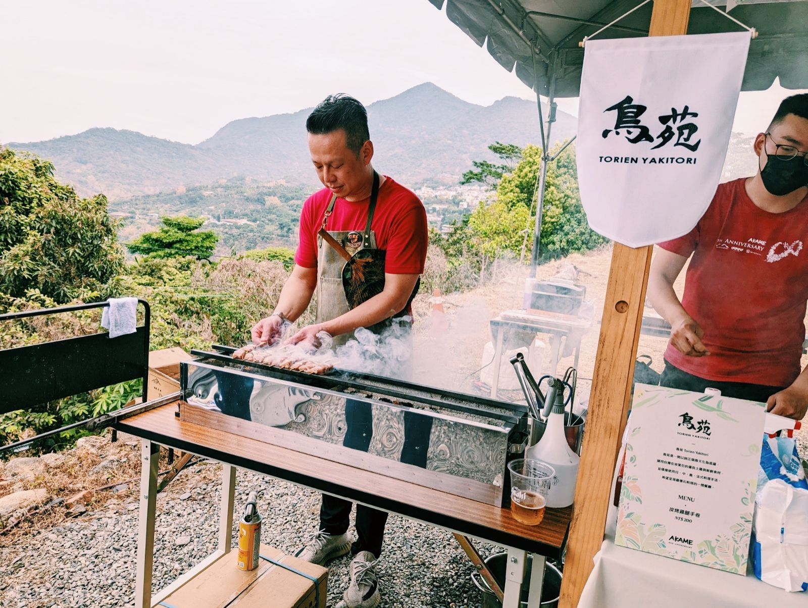 鳥苑地雞燒主廚湯仲鴻,將炭烤雞腿肉巧手處理,沾染濃郁炭香。Photo:Melody Kao