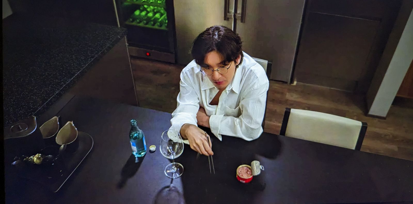 剛解決完一樁難解離婚案件的男主角申晟瀚,開一瓶燒酒搭配鮪魚罐頭。Photo:Netflix