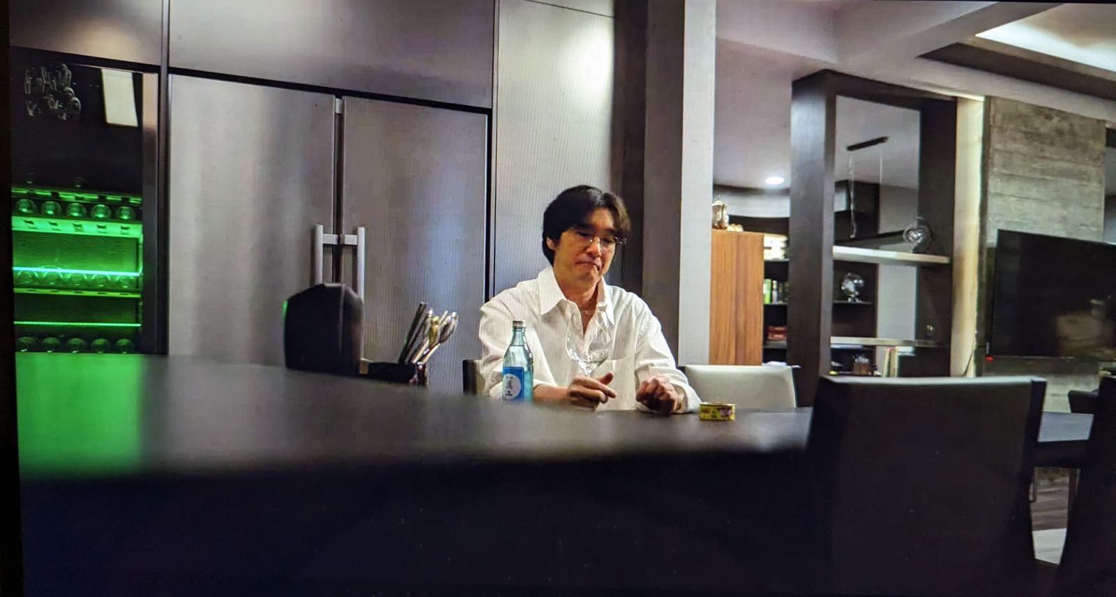 解決完一樁難解離婚案件的男主角申晟瀚,開一瓶燒酒搭配鮪魚罐頭。Photo:Netflix