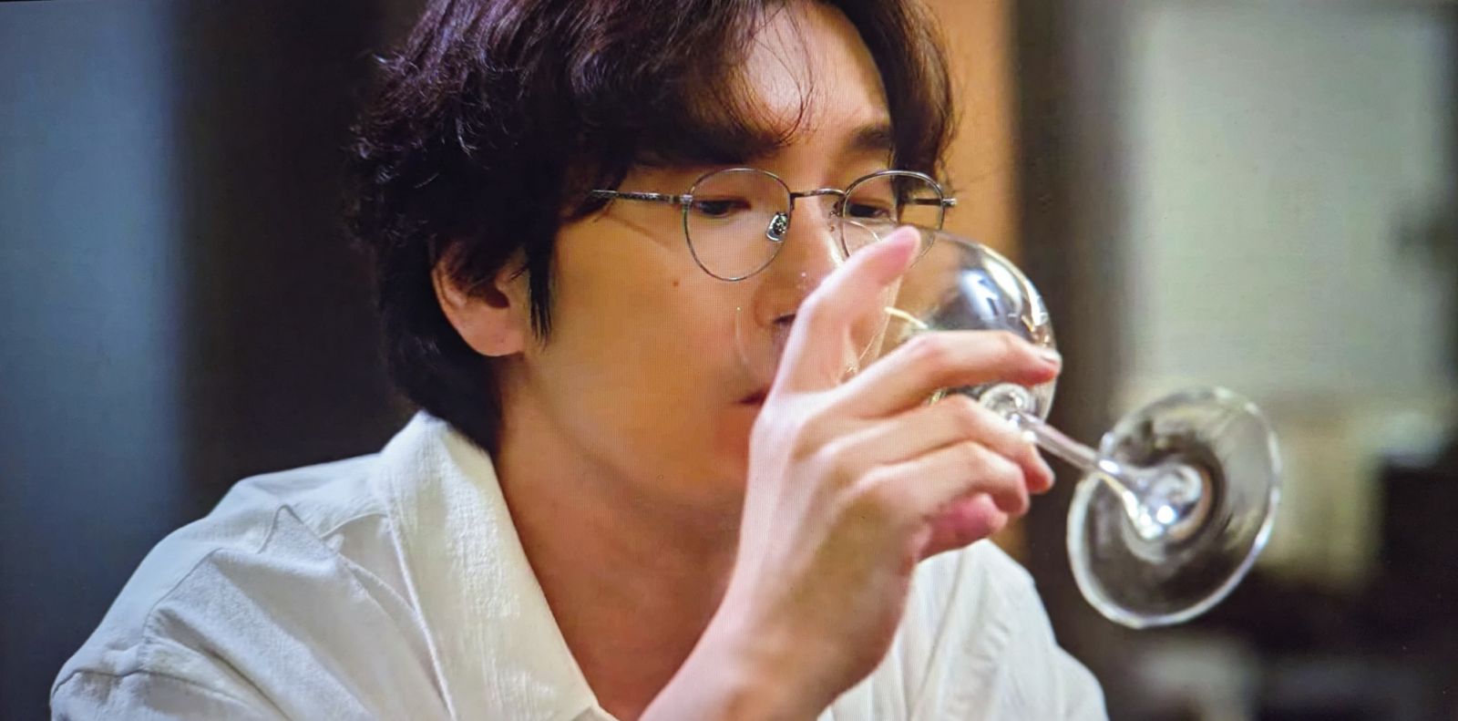《離婚律師申晟瀚》以葡萄酒杯喝冰鎮後的燒酒,是詮釋品味講究,或是劃破階級的隱喻?Photo:Netflix