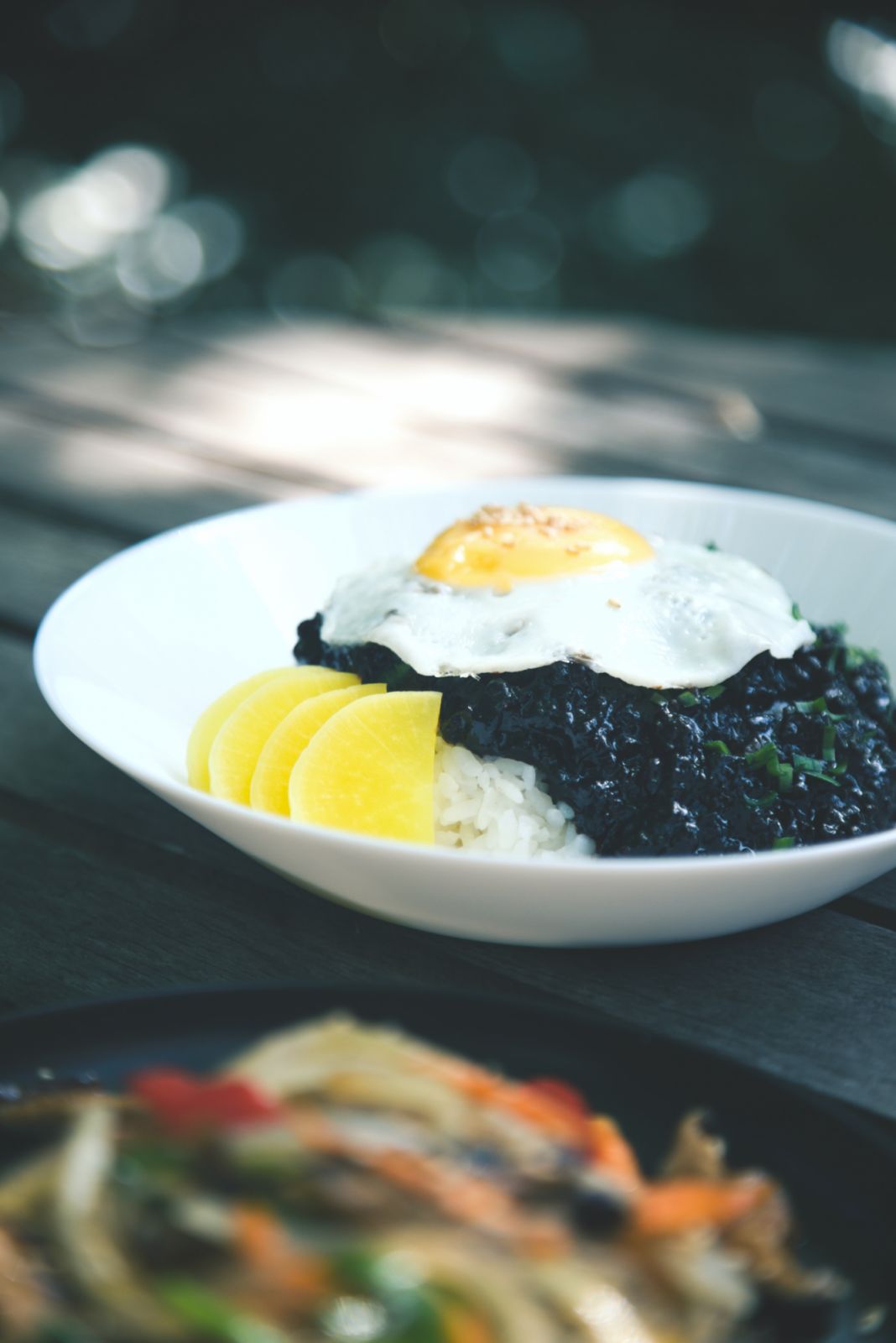 除了拌麵,韓國人也愛吃黑色炸醬飯。Photo:unsplash