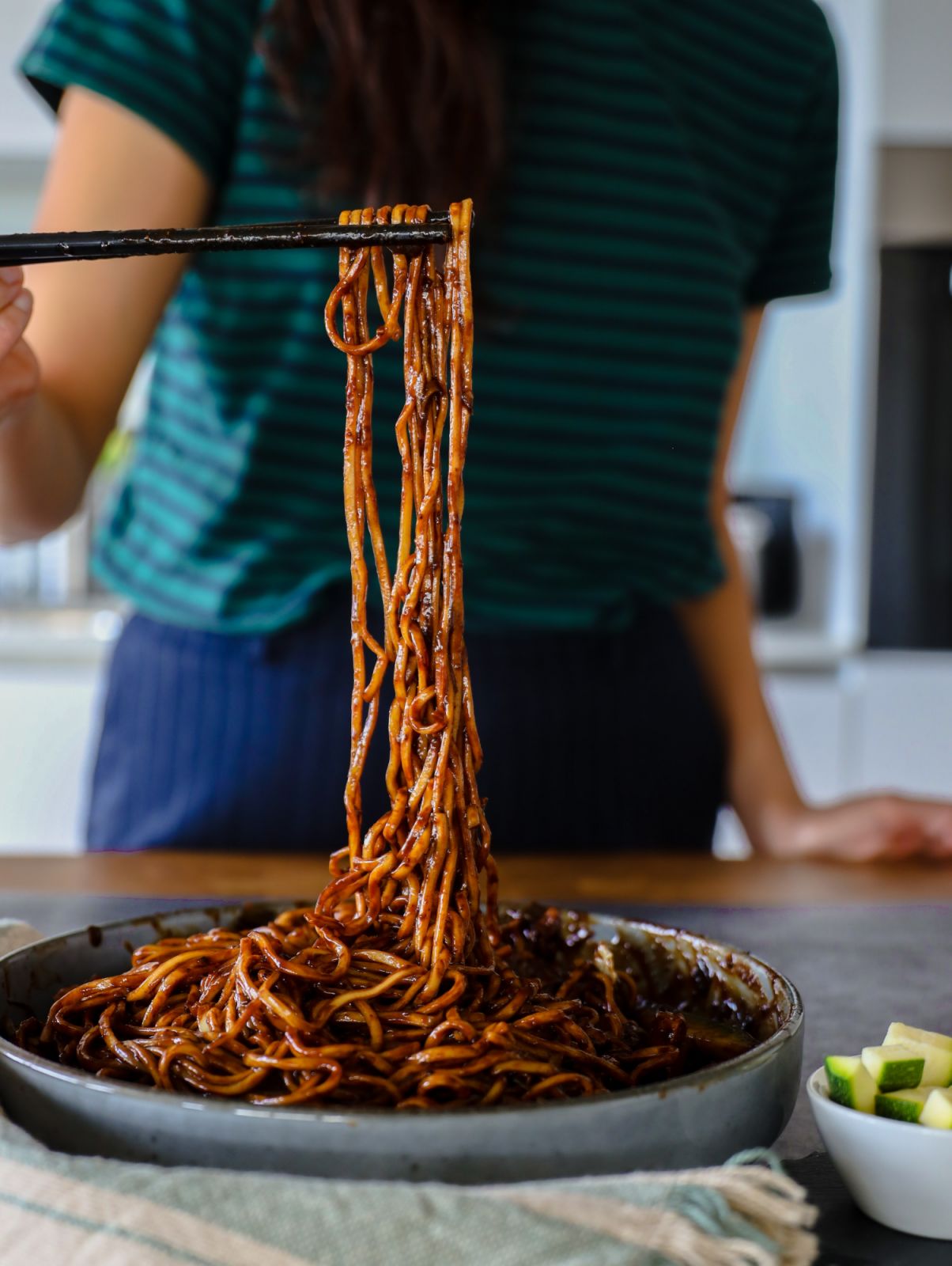 黑色情人節必吃韓式炸醬麵,黑嚕嚕的獨特甜醬十分涮嘴。Photo:unsplash