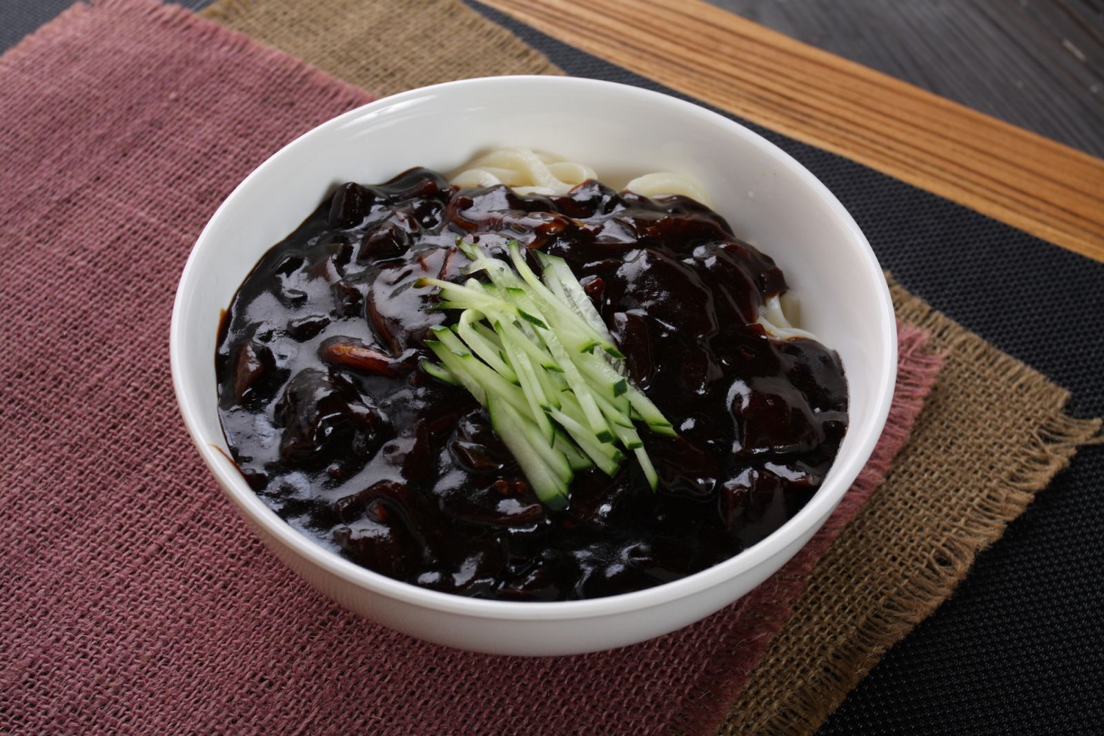 黑色情人節必吃韓式炸醬麵,黑嚕嚕的獨特甜醬十分涮嘴。Photo:Getty Images