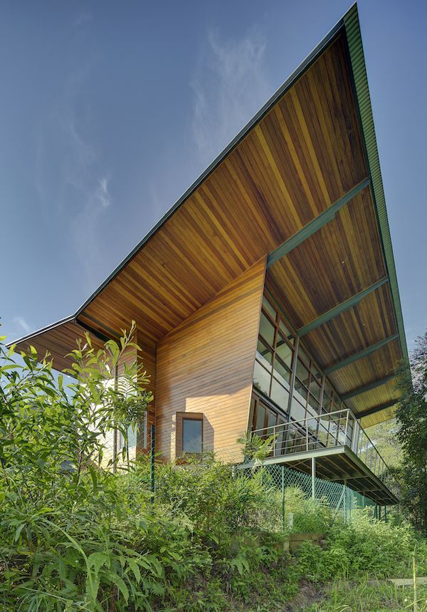 Generous overhangs help combat the tropical heat (Photo: Brett Boardman)