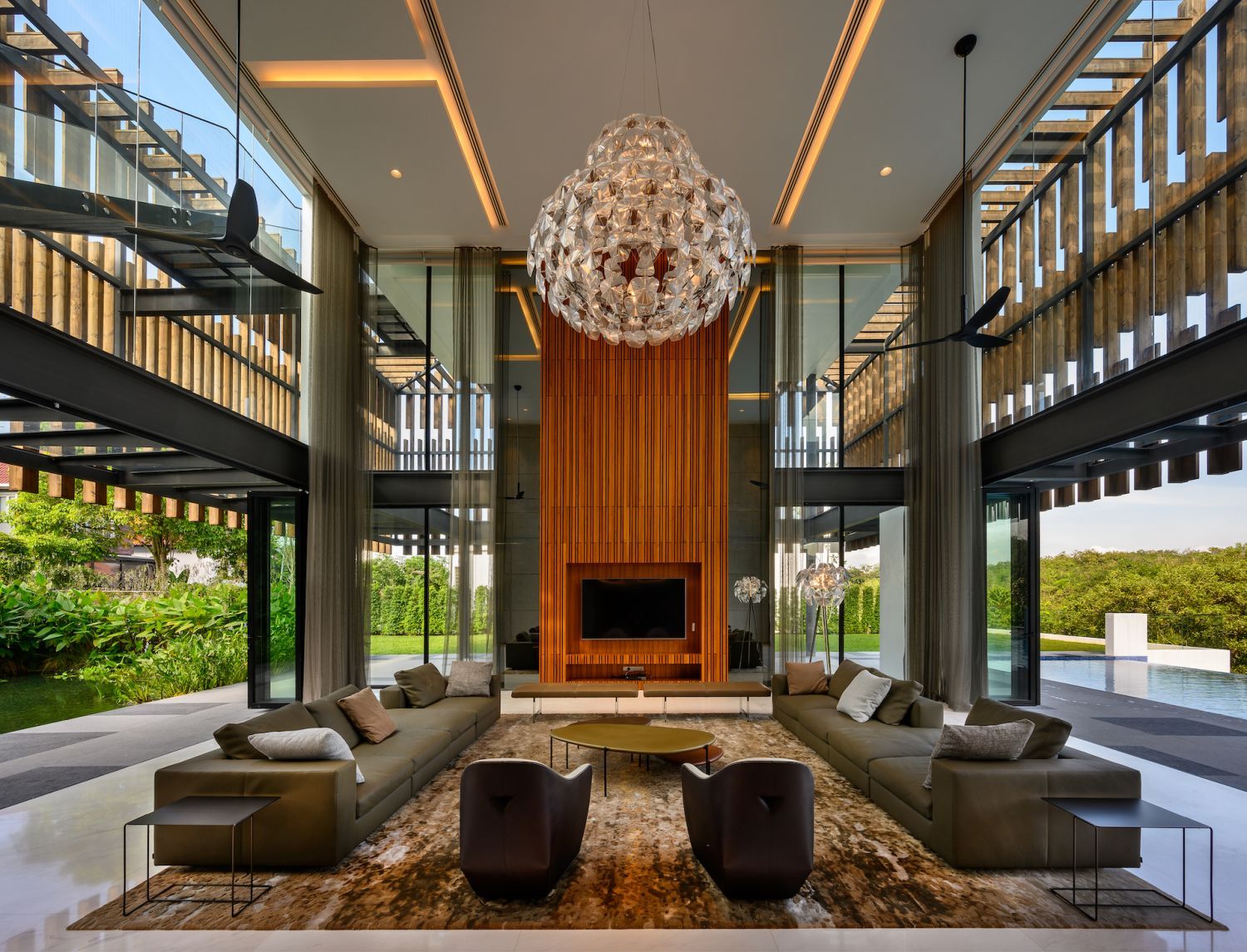 The living room features furniture with essential lines and a grand contemporary chandelier  (Photo: Lin Ho)