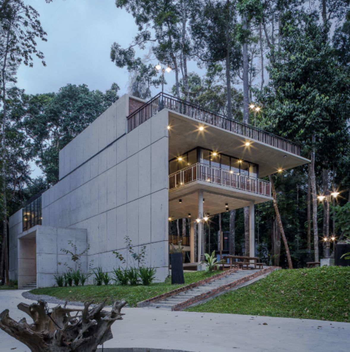 The front facade is an unapologetically solid building form of fair-faced concrete wall (Photo: Lawrence Choo)