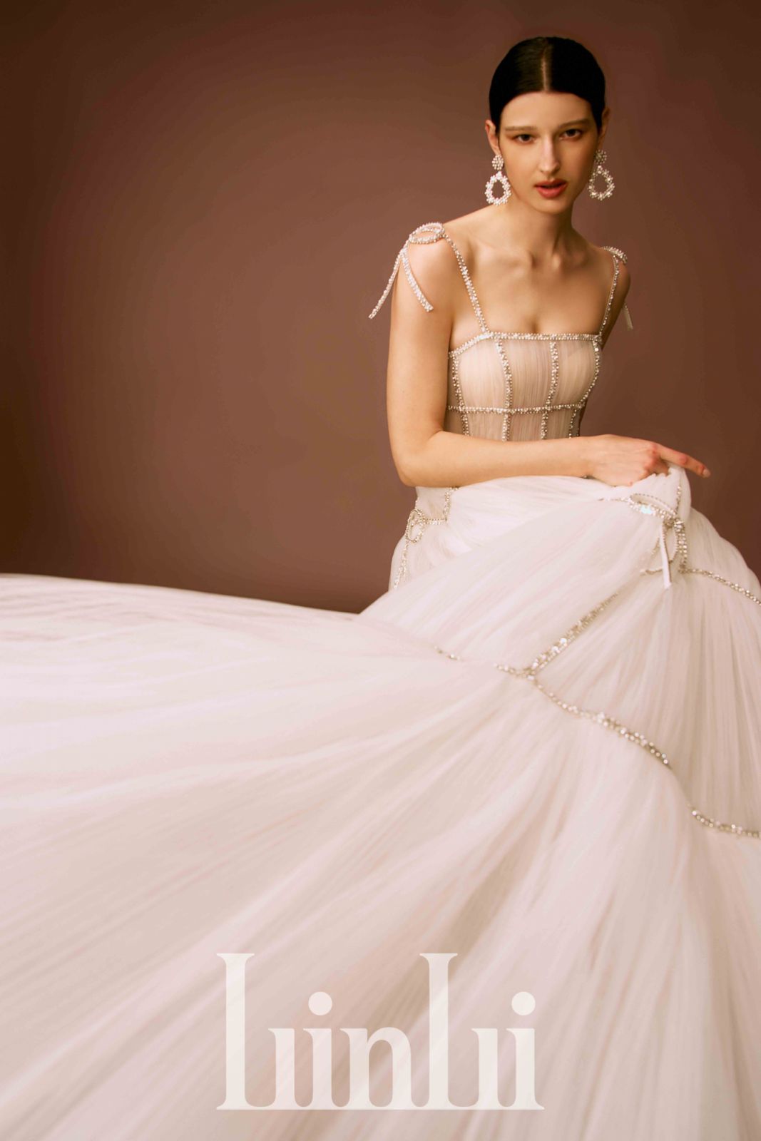 手縫水鑽蝴蝶透視壓褶白紗(Photo:LinLi Boutique)