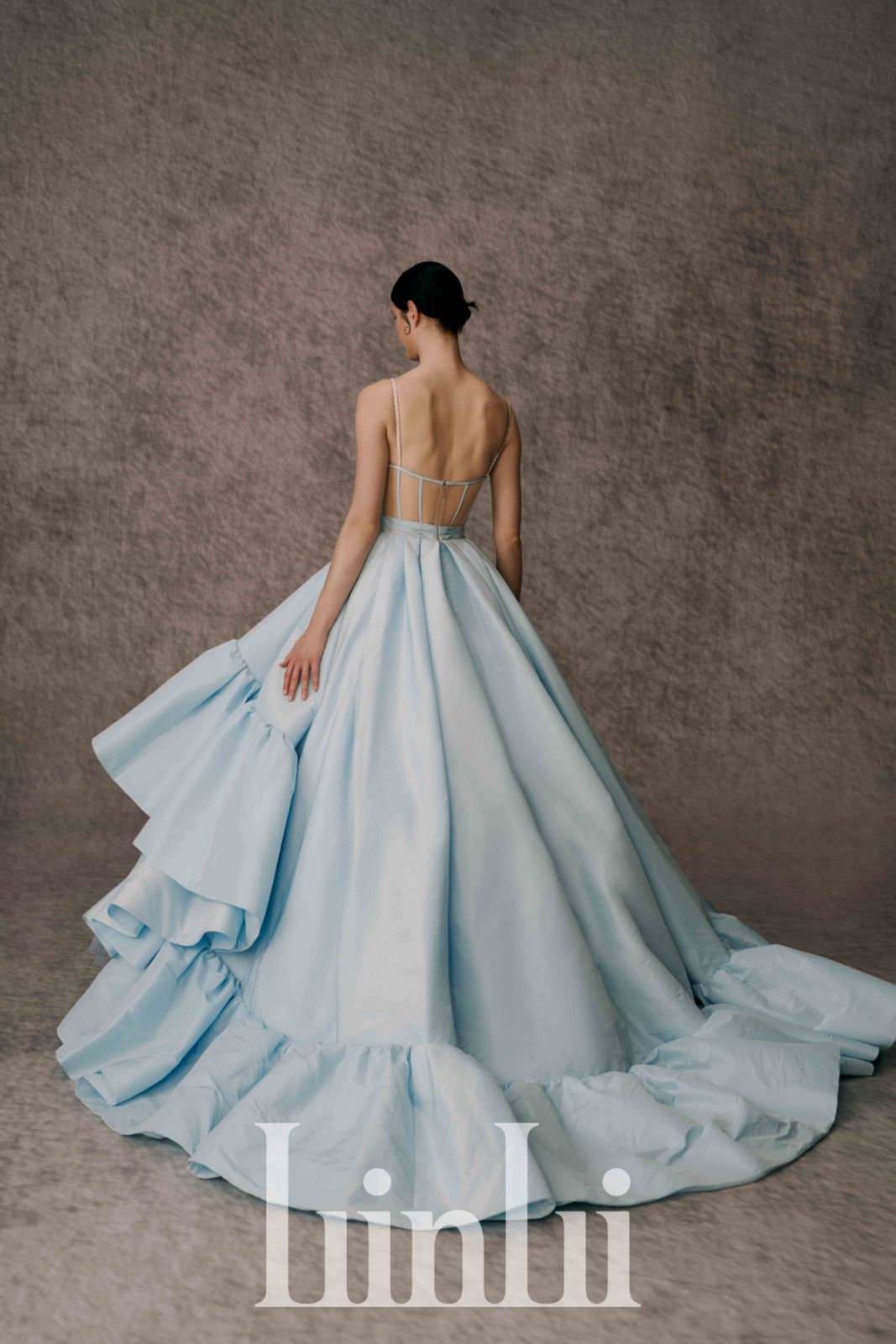 天藍塔夫塔綢荷葉禮服(Photo:LinLi Boutique)