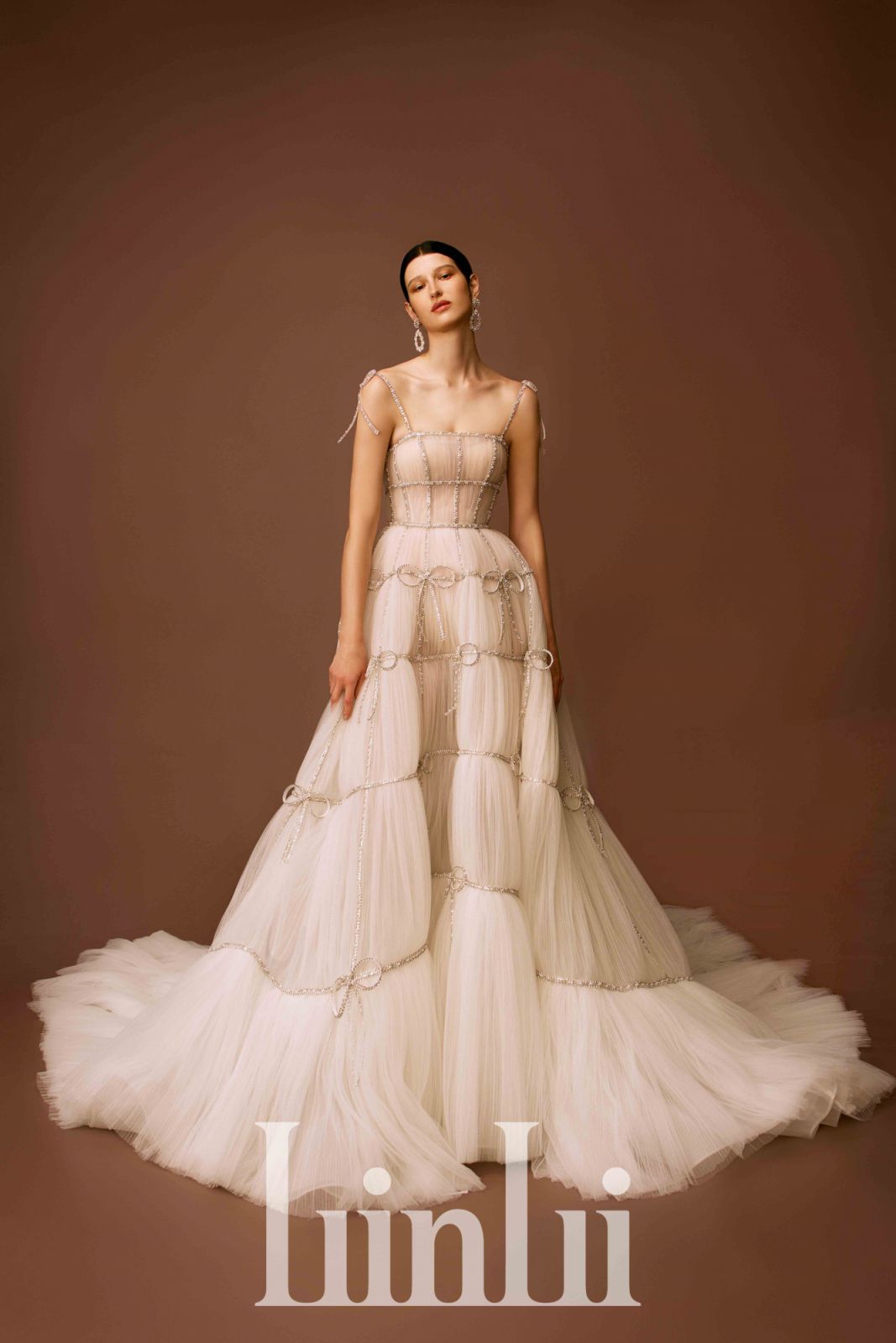 手縫水鑽蝴蝶透視壓褶白紗(Photo:LinLi Boutique)