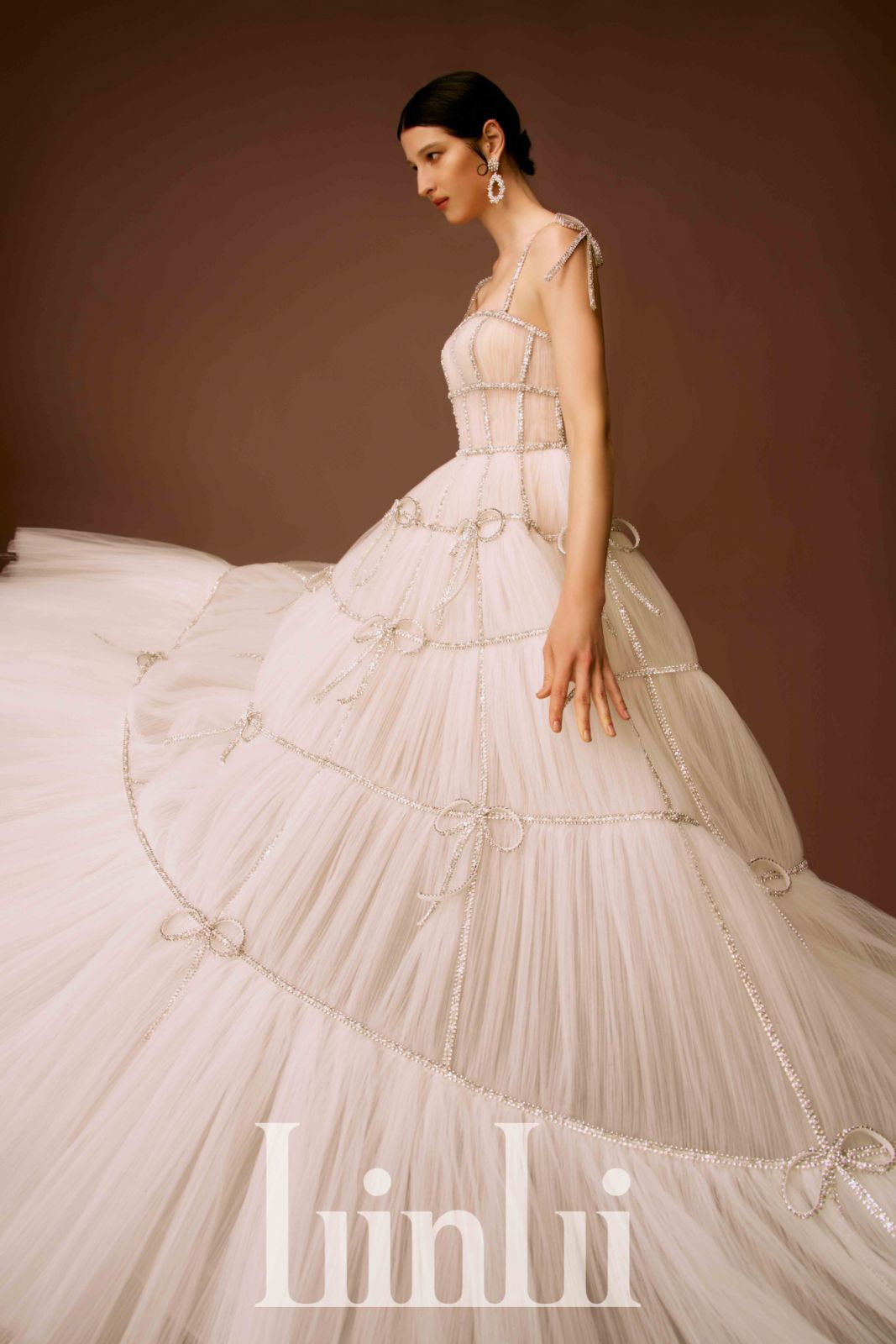 手縫水鑽蝴蝶透視壓褶白紗(Photo:LinLi Boutique)