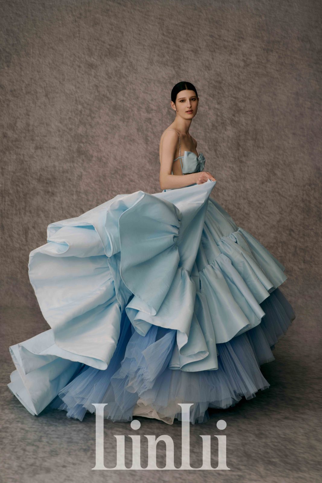 天藍塔夫塔綢荷葉禮服(Photo:LinLi Boutique)