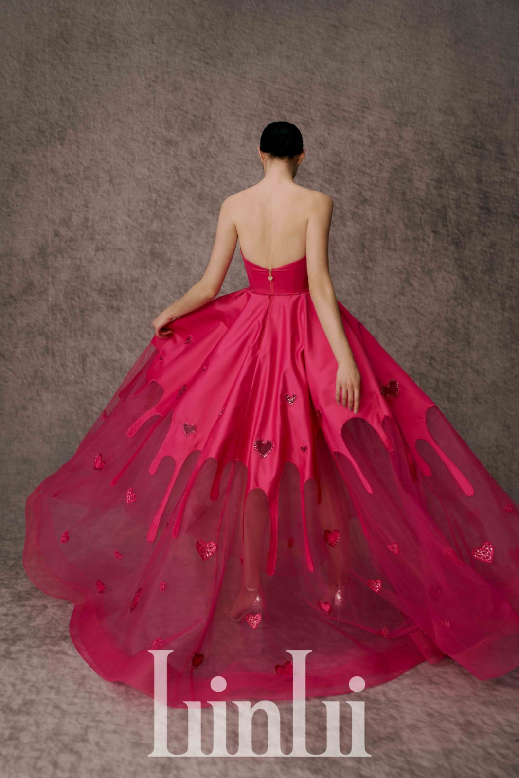 桃紅愛心透視簍空禮服(Photo:LinLi Boutique)