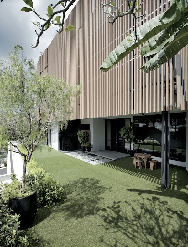 The side of the house provides for seamless indoor-outdoor living (Photo: Rupajiwa Studio)