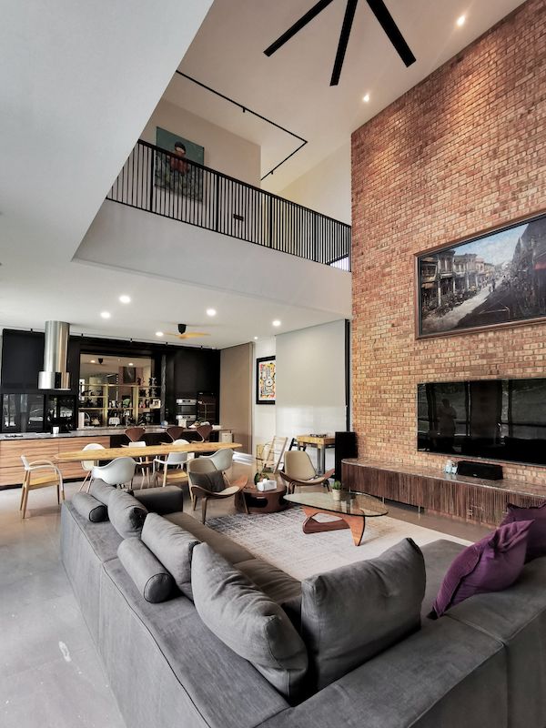 The feature wall of weathered bricks offers a pleasing textural contrast (Photo: Rupajiwa Studio)