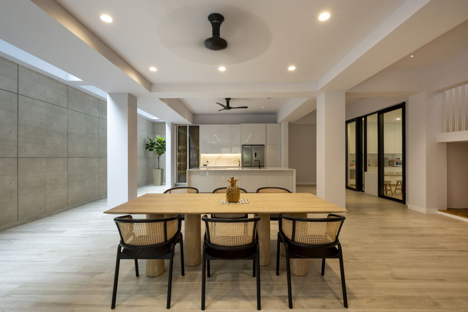 The pristine dry kitchen (Photo: Lin Ho)