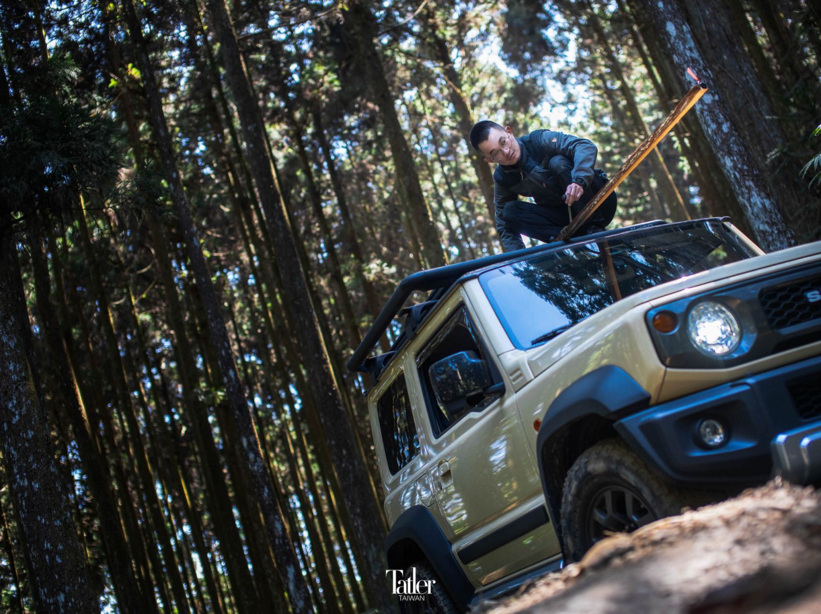 郭恩愷與他的Suzuki Jimny夥伴一同深入山林，車頂常有一根木料是他平時露營用的天幕撐桿，實踐「零廢」的浪漫。Photography：Thomas K.