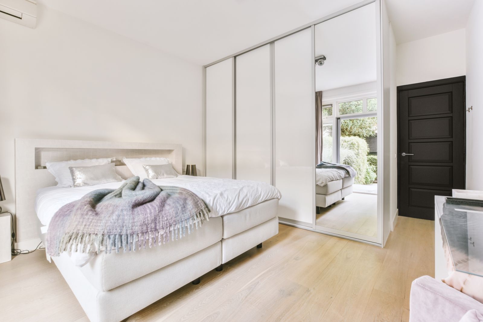 Mirrored closet doors need to go (Photo: iStock)