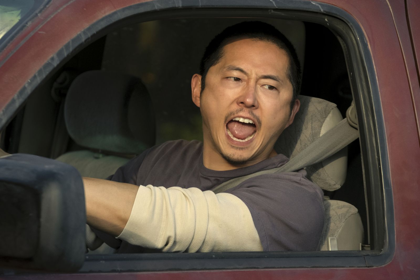 史蒂芬元在《怒嗆人生》中因路怒症而遇到女主角黃艾莉。Beef. Steven Yeun as Danny in episode 101 of Beef. Cr. Andrew Cooper/Netflix © 2023