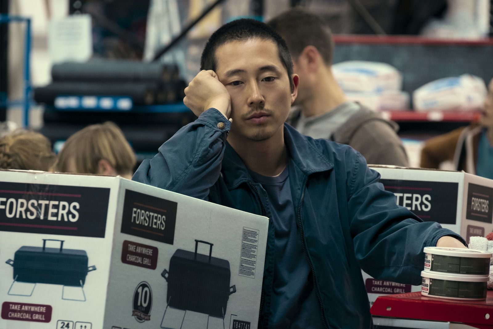 《怒嗆人生》故事講述路怒症引起的一連串事件。Beef. Steven Yeun as Danny in episode 101 of Beef. Cr. Andrew Cooper/Netflix © 2023