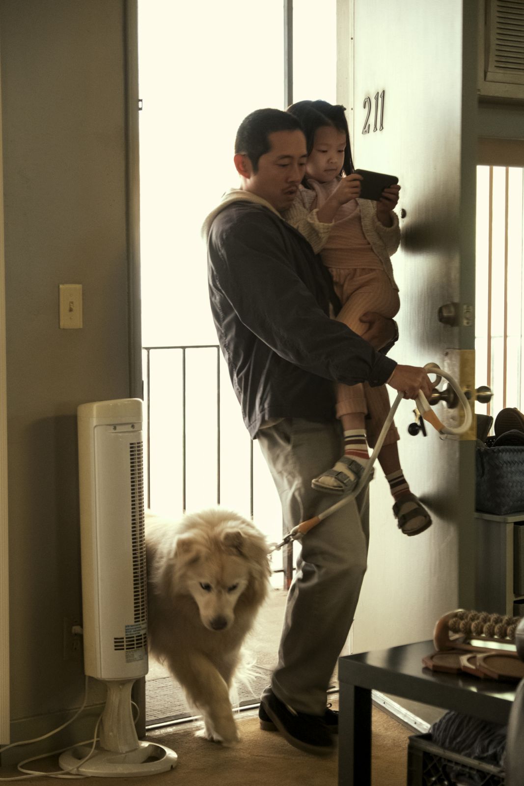 怒嗆人生評價非常好。Beef. (L to R) Steven Yeun as Danny, Remy Holt as June in episode 109 of Beef. Cr. Andrew Cooper/Netflix © 2023