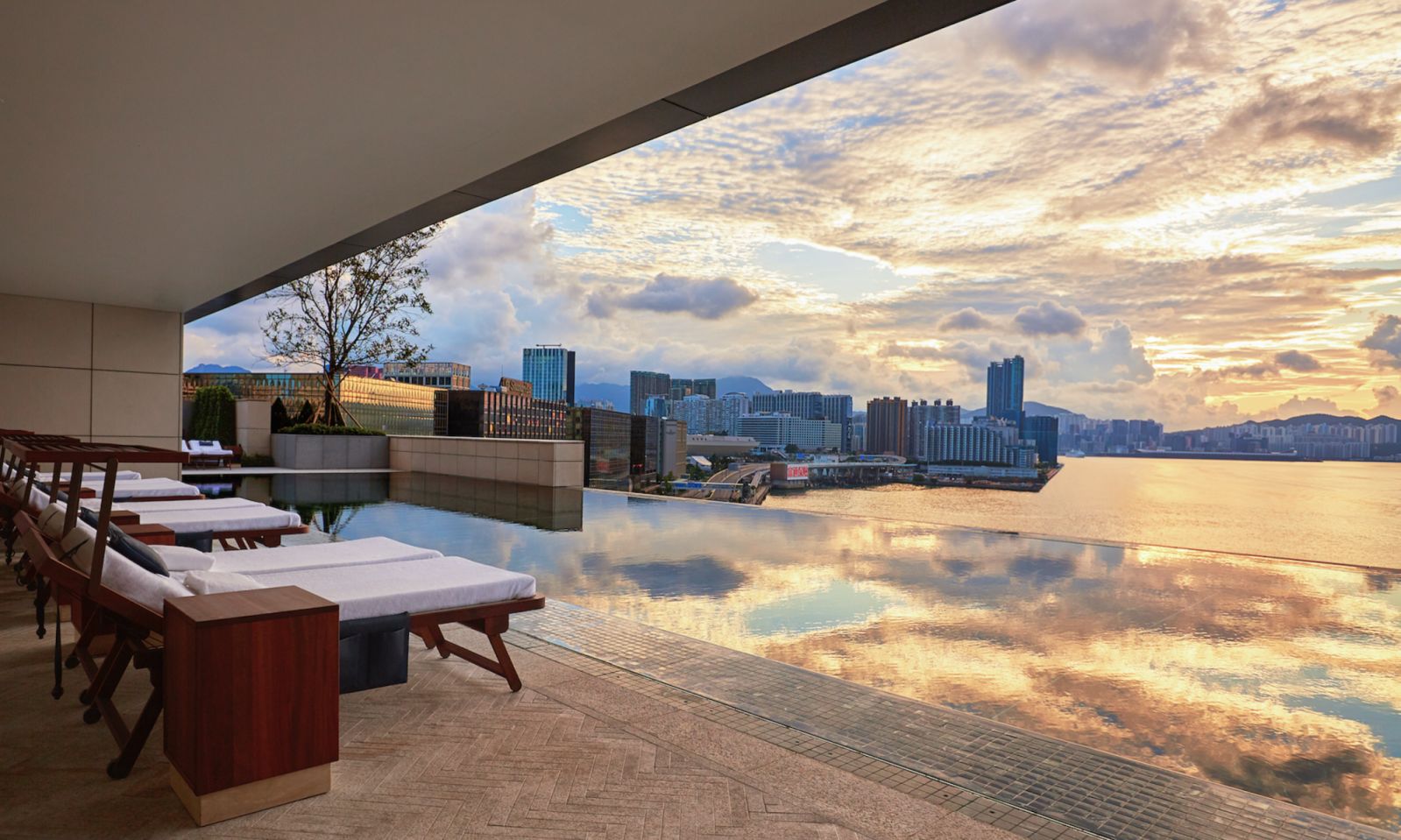 Asaya outdoor infinity pool (Photo: courtesy of Rosewood Hong Kong)